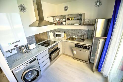 Dapur atau dapur kecil di Oceanfront Duplex with a Rooftop Pool and Terrace