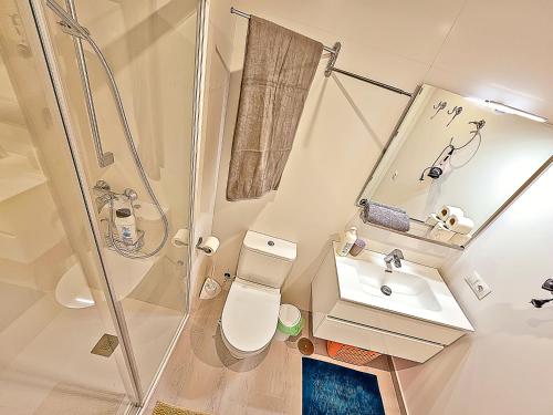 Bilik mandi di Oceanfront Duplex with a Rooftop Pool and Terrace