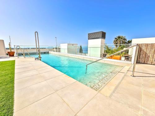 Kolam renang di atau dekat dengan Oceanfront Duplex with a Rooftop Pool and Terrace