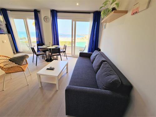 Ruang duduk di Oceanfront Duplex with a Rooftop Pool and Terrace