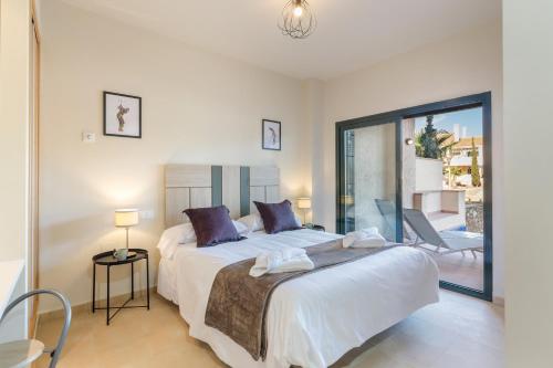 1 dormitorio con 1 cama grande y balcón en Plaza Malta Oasis 2 Bajo en Fuente Alamo