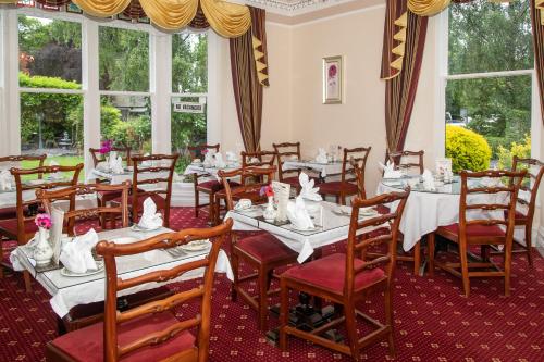 Un restaurante u otro lugar para comer en Beaumont Guest House Windermere - Adult Only - Free Car Park & Off Site access to the local Health Centre