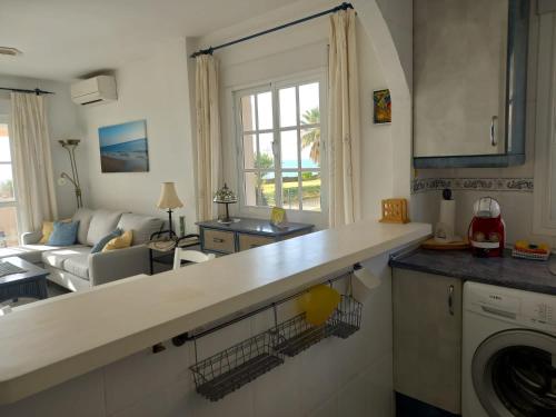 Kuchyň nebo kuchyňský kout v ubytování Seafront Apartment by Spain2home
