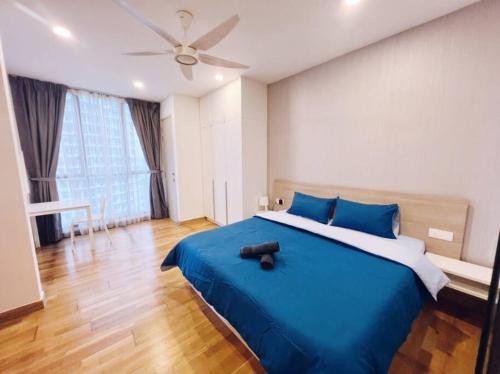 Schlafzimmer mit einem blauen Bett und einem Deckenventilator in der Unterkunft [Promo] Connected Train 2 Bedroom (ABOVE MALL) 28 in Kuala Lumpur