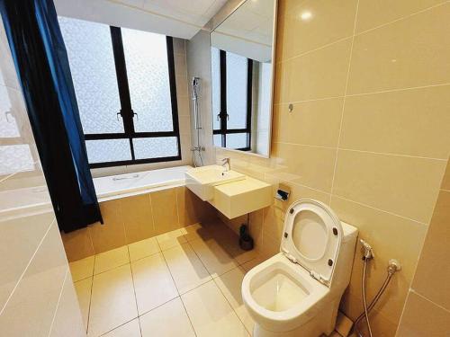 ein Bad mit einem WC und einem Waschbecken in der Unterkunft [Promo] Connected Train 2 Bedroom (ABOVE MALL) 28 in Kuala Lumpur