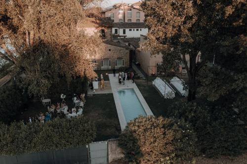 a group of people sitting around a pool in a yard at Riva Lofts Florence in Florence