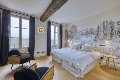 1 dormitorio con 1 cama grande y algunas sillas en NEW! 5 star classified Deluxe Wine Estate en Montagne