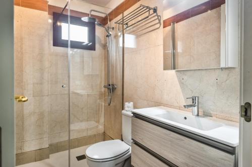 A bathroom at Balandros C105 Standard 2-Bedroom house