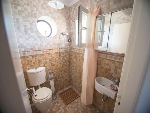 een kleine badkamer met een toilet en een wastafel bij Casa na Floresta in Figueira da Foz