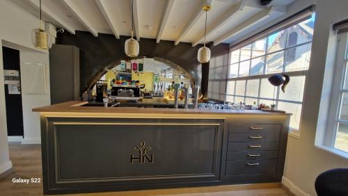 Η κουζίνα ή μικρή κουζίνα στο HOTEL RESTAURANT NORMAND non étoilé ambiance familiale hotel de charme