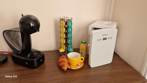 una encimera con cafetera y taza de café en Hôtel Normand Yport non étoilé ambiance familiale, en Yport