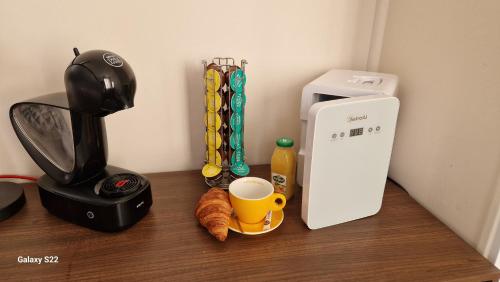 - un comptoir avec une cafetière et une tasse de café dans l'établissement Hôtel Normand Yport Hôtel Ambiance familiale non étoilé, à Yport