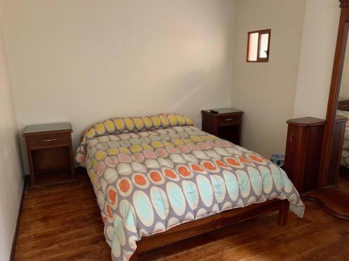 1 dormitorio con 1 cama con 2 mesitas de noche en Hermosa suite plaza Foch, en Quito