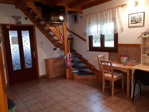 Habitación con escalera, mesa y escritorio. en Tourist Farm Znidarjevi en Kožljek