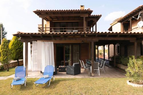 a patio with chairs and a table in front of a house at Afitos Hidden Gems #FeelsLikeHome in Afitos