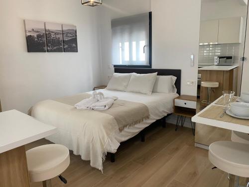 Un dormitorio con una cama con una toalla. en Lovely Private Suite Center, en Málaga