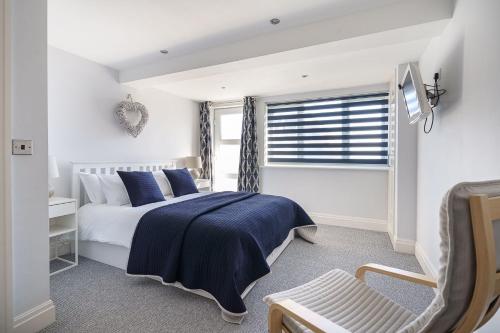 a bedroom with a bed and a window at Ty Hir in Llanbedrog