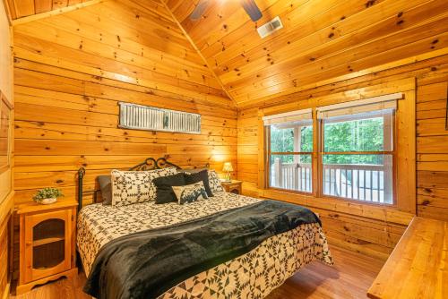 een slaapkamer met een bed in een houten hut bij The Best of Times, The Gateway to Paradise! in Pigeon Forge
