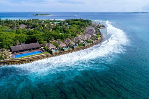 z powietrza widok na ośrodek na plaży w obiekcie Sheraton Maldives Full Moon Resort & Spa w mieście Północny Atol Male