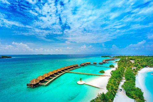 Sheraton Maldives Full Moon Resort & Spa في نورث ماليه آتول: اطلالة جوية لمنتجع على الشاطئ