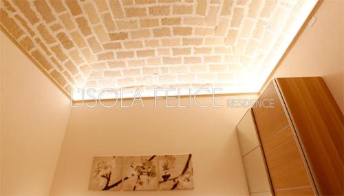 a light on the ceiling of a room at L'isola Felice in Trapani