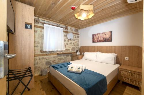 1 dormitorio con 1 cama con 2 toallas en THE LITTLE PRINCE BOUTIQUE HOTEL en Antalya