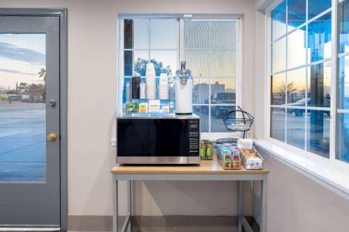 ベーカーズフィールドにあるSuper 8 by Wyndham Bakersfield CAの電子レンジ