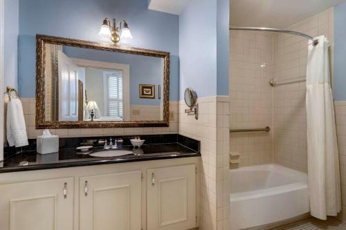 阿美利克斯的住宿－阿梅里克斯溫莎貝斯特韋斯特優質酒店，一间带水槽、浴缸和镜子的浴室