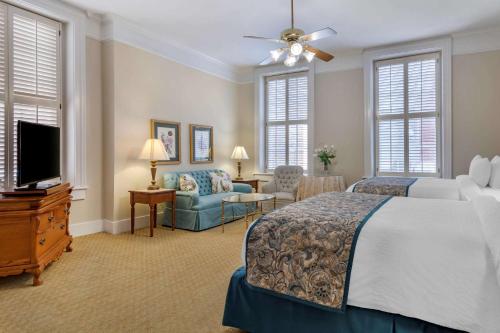1 dormitorio con 1 cama y TV de pantalla plana en Windsor Hotel, Ascend Hotel Collection en Americus