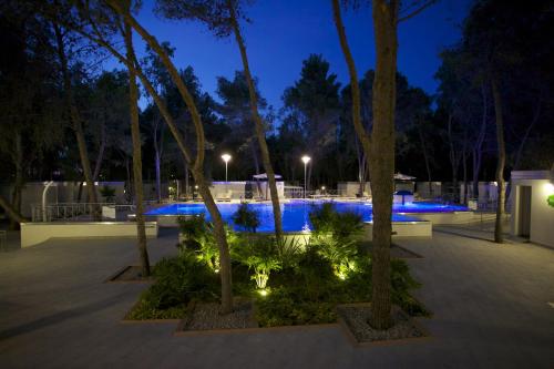 Bazén v ubytování Sira Resort nebo v jeho okolí