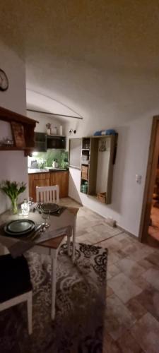 sala de estar con mesa y cocina en Monteur-Ferienwohnung OT Naundorf en Naundorf