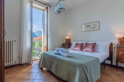 een slaapkamer met een bed met handdoeken erop bij Villa Gard by Wonderful Italy in Bellagio