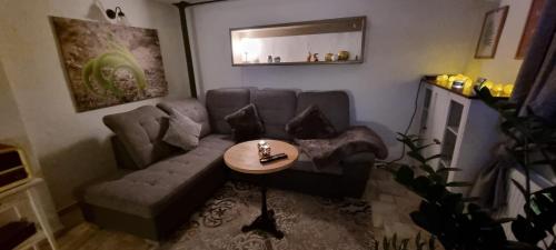 ein Wohnzimmer mit einem Sofa und einem Tisch in der Unterkunft Monteur-Ferienwohnung OT Naundorf in Naundorf