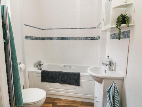 ビデフォードにある37 Market Streetの白いトイレと洗面台のあるバスルーム