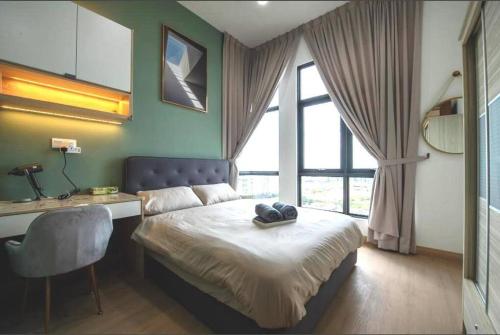 1 dormitorio con 1 cama con escritorio y silla en Lovely MuJi @SS15 (Inti College) en Subang Jaya
