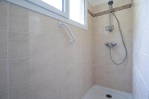 uma casa de banho com um chuveiro e uma banheira em LaConciergerieJonzac, Maison de Ville La Coquette em Jonzac