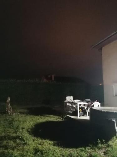 a night time view of a yard with a house bij Grand studio indépendant in Saint-Paul-lès-Dax