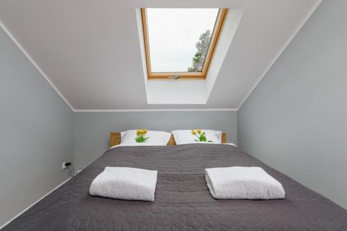 Posteľ alebo postele v izbe v ubytovaní Apartment Rybacka with Parking&Balcony by Noclegi Renters