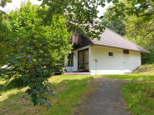een wit huis met een oprit ervoor bij Ferienhaus Tony- Dein persönliches Ferienhaus zum Wohlfühlen in Frankenau