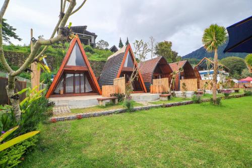 a row of cottages in a yard with grass at Diamond Glamping by BIO Management in Bedugul