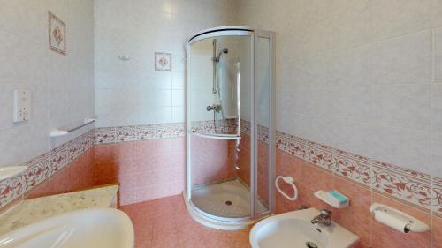 uma casa de banho com um chuveiro, um lavatório e um WC. em 6th floor seafront apartment with open sea views em Sliema