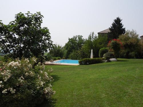 a yard with a swimming pool and a house at Casa Rovelli in Alfiano Natta