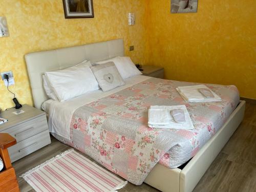 a bedroom with a bed with two towels on it at Hotel Diffuso Il Portichetto sulla collina a Vezio Perledo in Perledo