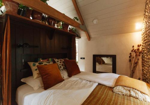 a bedroom with two beds in a room at Spinks Nest - a boutique cottage near Holt, North Norfolk in Hunworth