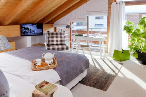 Un dormitorio con una cama con una bandeja de comida. en Bergesgrün, en Oberstdorf