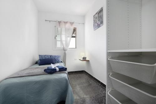 a small bedroom with a bed and a closet at Casa Majos in Tesejerague