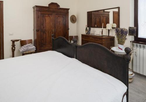 1 dormitorio con cama, tocador y espejo en Borgo Santuletta, en Santa Giuletta