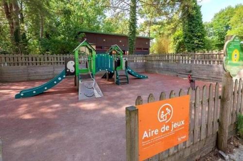 um parque com parque infantil com escorrega em Famille Peeters em Camiers