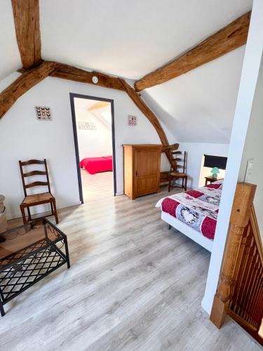 um quarto com uma cama e um espelho em Gîte Le Rouge Queue 3 étoiles em Fresnes