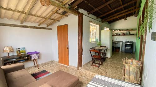 sala de estar con sofá y mesa en CÉU DE AGARTHA Retiros e Vivências, en Alto Paraíso de Goiás